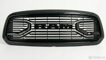 DODGE RAM 1500 2013-2018 ČERNÁ LESKLÁ MASKA + EMBLÉM NOVÁ - 2
