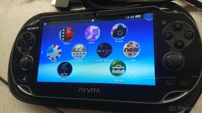 PS Vita + příslušenství - 2
