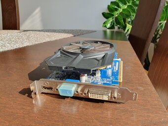 AMD Radeon R7 250 2GB - 2
