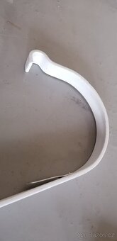 Hák okapový lakovaný bílý, nový. Celkem 38 kusů - 2