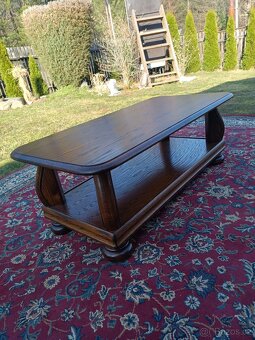 Rustikální konferenční stolek se spodní deskou. - 2