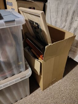 Krabice plná obrázků/obrazů - 2