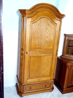 jednodveřová šatní skříň se šuplíkem - 2