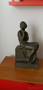 Julius Pelikán - Sedící dívka - socha výška 43 cm - 2