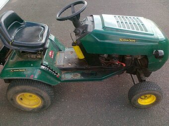 Zahradní traktor John Deere - 2