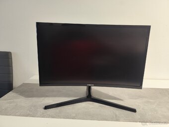Zakřivený monitor Samsung - 2