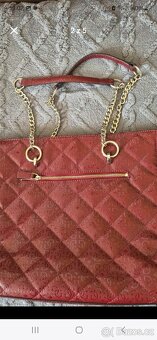 Vínová  kabelka Guess - 2