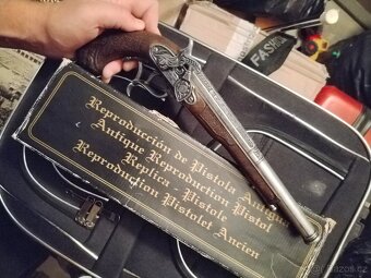 Krásná historická dekorace pistol - 2