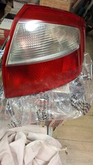 Audi A4 sedan 2000 Original HELLA pravé zadní světlo - 2