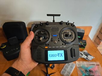 2x FPV dron, sada vysílačka Radiomaster Boxer, 1x brýle - 2