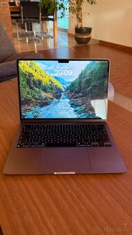 MacBook Air 13” M2 (2022) – jako nový, stále v záruce - 2