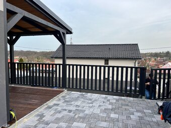 Moderní dřevěná pergola – antracit / přírodní dřevo - 2