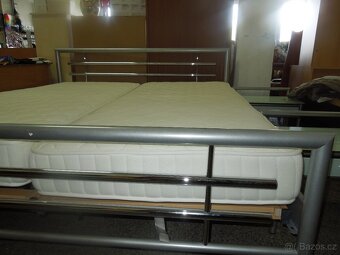 kovová postel - 2