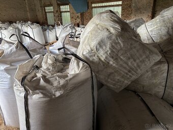 Vyklizeni objektu - skelna vata, plastova drt, vapenec - 2