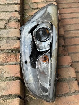 Přední světlomet pravý - 2