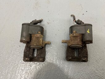 VW Passat B6 zadní brzdové třmeny - 2