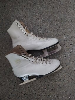 dívčí brusle vel.19 a vel. 22 - 2