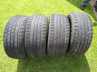 Zimní pneu 235/45/17 - 2