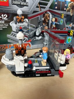 LEGO Jurrasic World 75932 Jurský Park: Hon na Velociraptora - 2