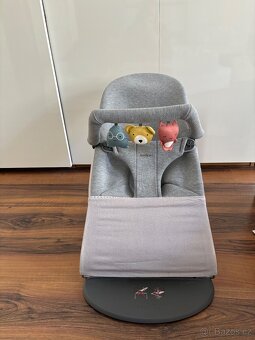 BabyBjörn Lehátko Bliss Light Grey 3D Jersey + hračka - 2