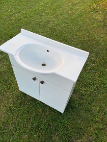 Skřiňka s umyvadlem. - 2