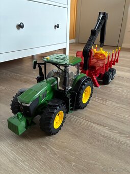 Bruder traktor John Deere se zadním přívěsem a 4 kládami - 2