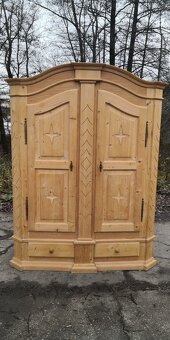 Celomasivní policová skříň - 2