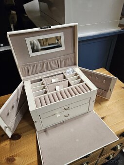 NOVÁ ŠPERKOVNICE - 2