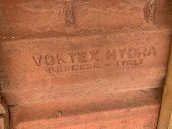 Prodám střešní tašky vortex hydra ferrara - Italy - 2