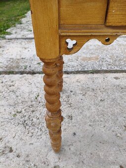 Starožitný vyřezávaný jídelní stůl - 2