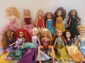 Prodám 13 panenek Barbie vč oblečení i pejska - 2