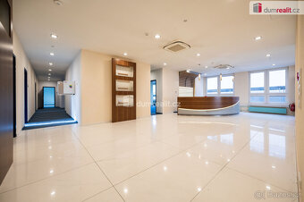 K pronájmu, komerční-kancelářský objekt (až 2.300 m2) s park - 2