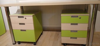 Psaci stul s kontejnery - 2