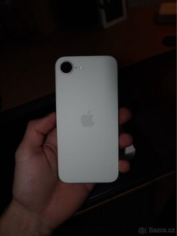 Zánovní iPhone 16e 128gb bílý - 2