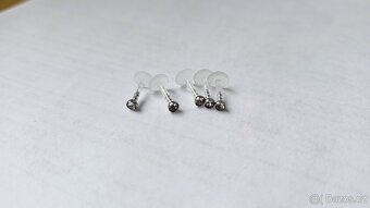 Piercing s bílým kamínkem - 2