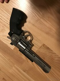 Airsoftový revolver - 2