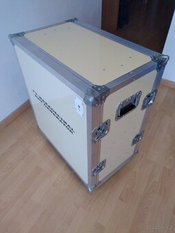 Prodám case na zesilovač a rack 8U - 2