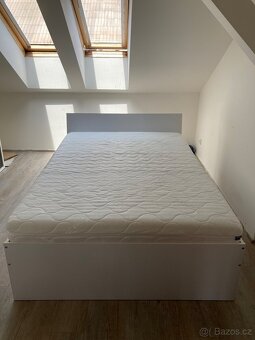 Postel 140×200 cm s matrací a roštem – jako nová - 2