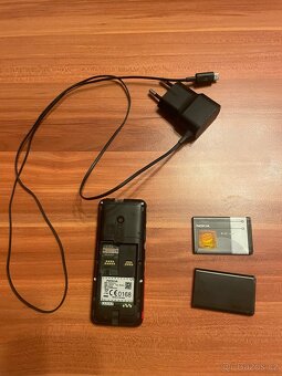 Nokia 220 4G Dual SIM-poškozený kryt - 2