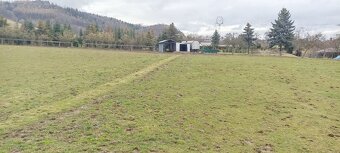 Oplocený pozemek 11.000m2 pro koně, atd. + maringotka. - 2