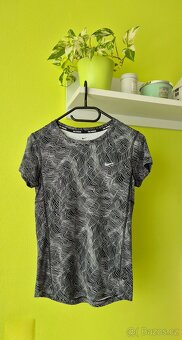 Černobílé dámské tričko Nike - 2