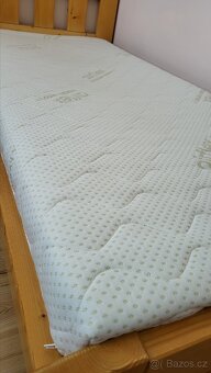 Prodám postel s matrací, nočním stolkem a 2 úložnými boxy. - 2