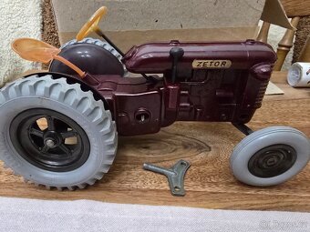 KRASNY BAKELIT TRAKTOR ZETOR 25 KLIČEK S KRABICÍ - 2