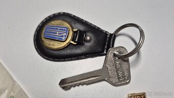 Original klíč Fiat 600 s klíčenkou a 2 odznaky - 2