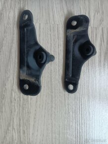 Volkswagen Touran 5TA - konzole a vzpěry kufru - 2