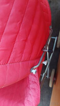 Červený dětský kočárek - 2