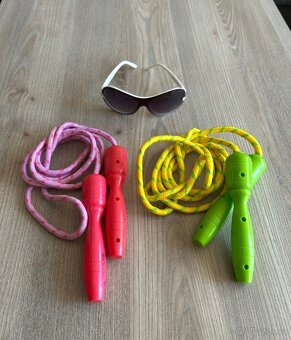 2x švihadlo a dětské sluneční brýle - 2