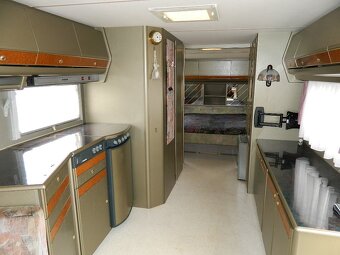Velký dvouosý karavan Dethleffs - 2
