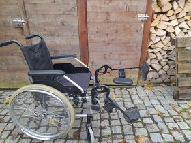Invalidní vozík s polohovacima podnožkama - 2