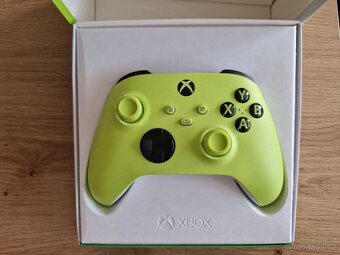 XBOX Series ovladač electric volt zánovní - 2